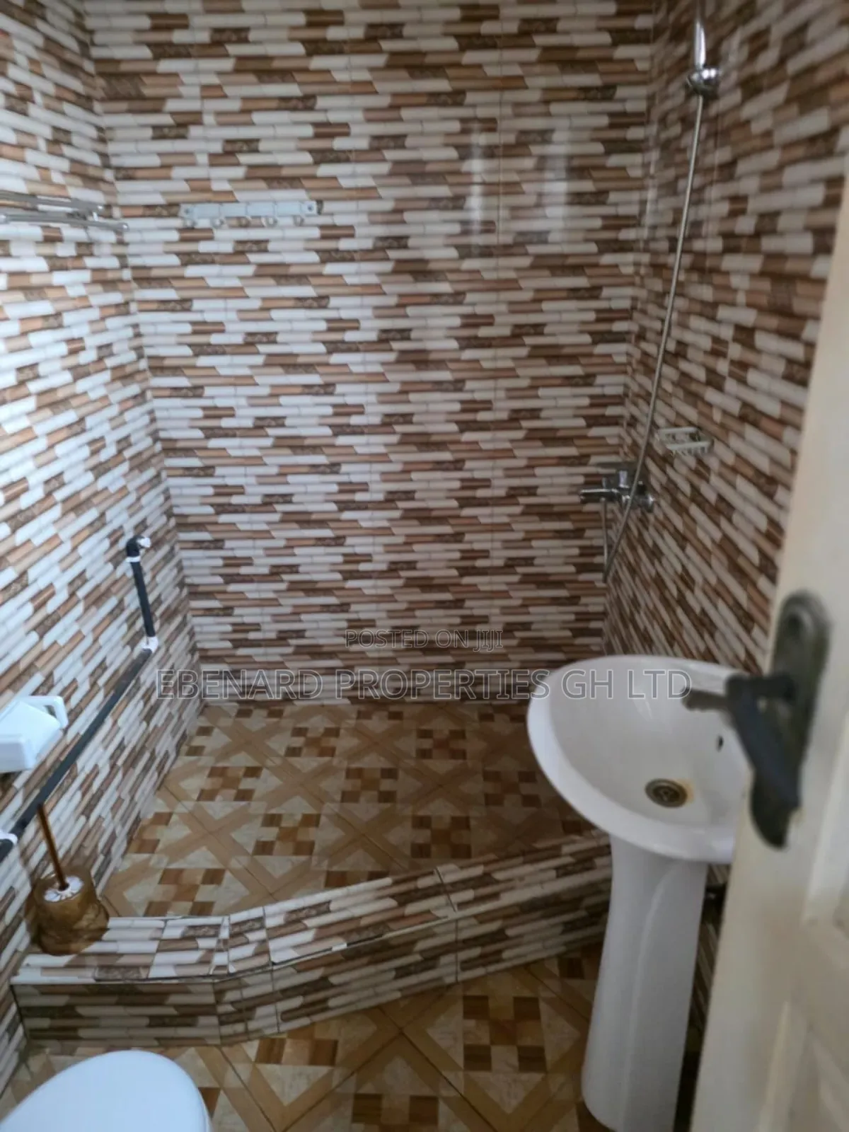 3bdrm Apartment in Ebenard Properties, Lashibi for rent