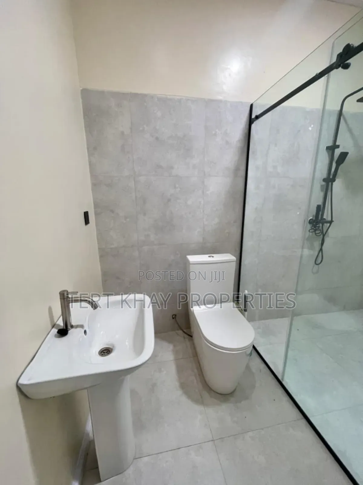 4bdrm House in Pokuasi Road, Ablekuma for sale