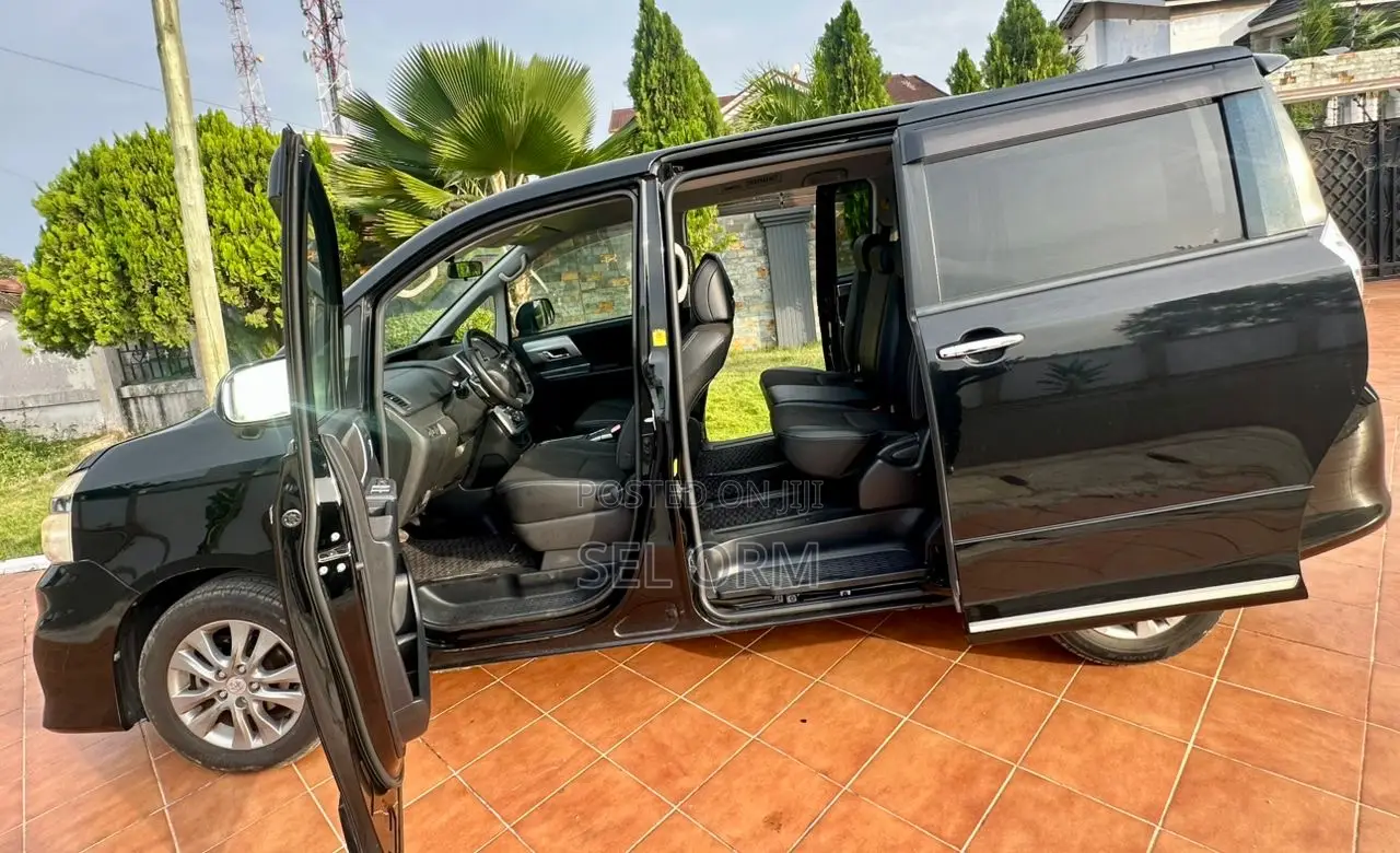 Toyota Voxy 2013 Black