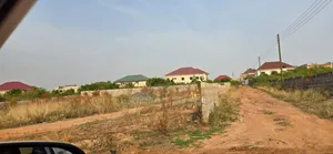Lands / Ultra Modern Residence - Tema Community 25