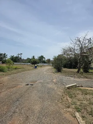 2.4 Acre Land With 6 Bedrooms House