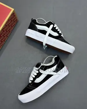 Classic Knu Skool Vans Black and White