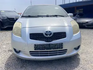 Toyota Yaris Base Hatchback 5dr 2010 Silver