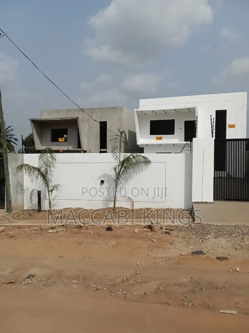 5bdrm House in Maccabi Real Estate, Kumasi Metropolitan for sale