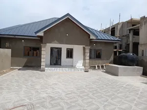 3bdrm House in Lake Side Estate for sale