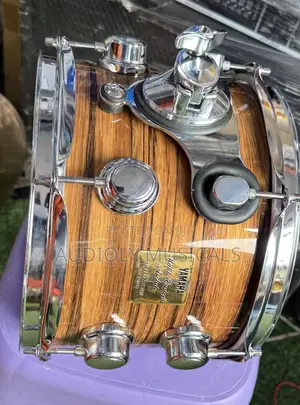 First Grade Yamaha 5- Set Drums With Two Cymbals