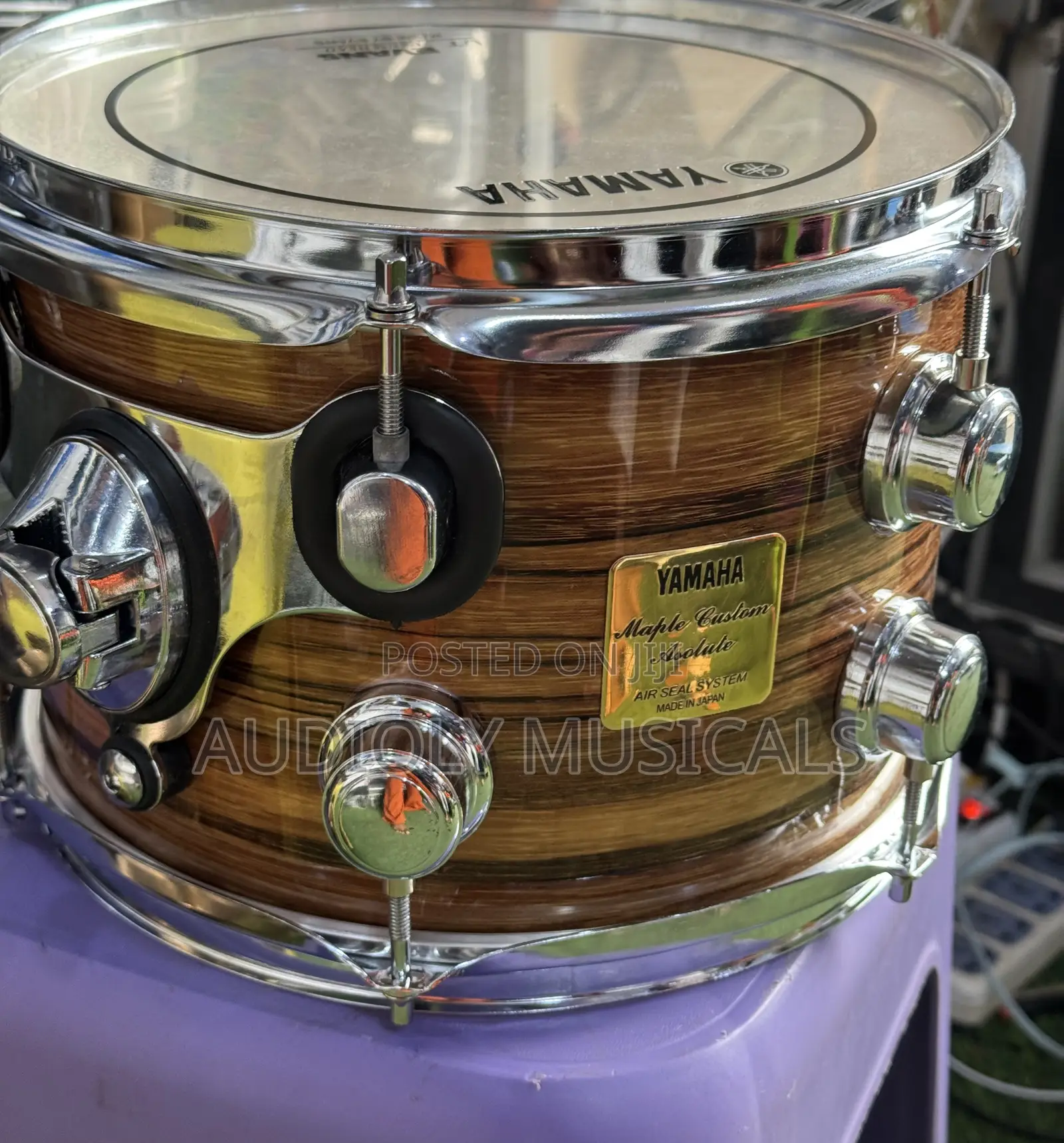 First Grade Yamaha 5- Set Drums With Two Cymbals