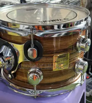 First Grade Yamaha 5- Set Drums With Two Cymbals