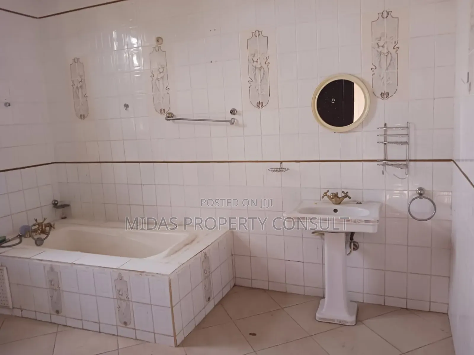 5bdrm House in Tema Maritime, Sakumono for sale