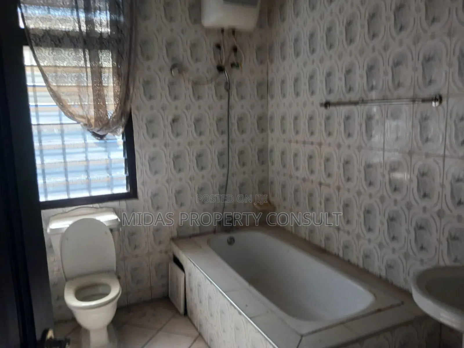 5bdrm House in Tema Maritime, Sakumono for sale