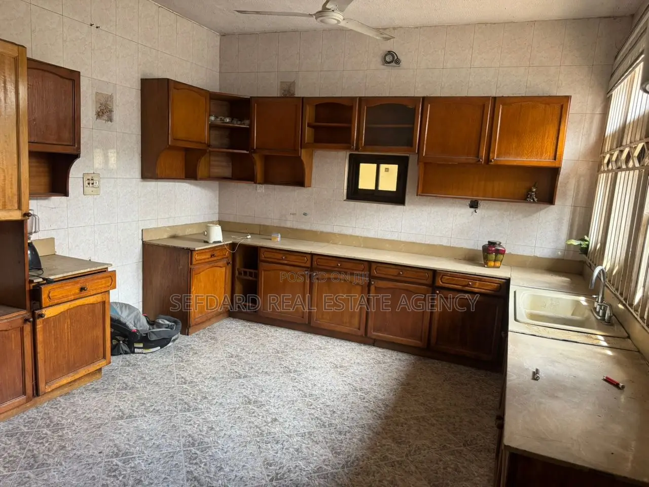 6bdrm House in Sefdard Properties, Achimota for sale