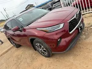 Toyota Highlander XLE 2021 Red