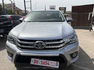 Toyota Hilux 2019 Silver