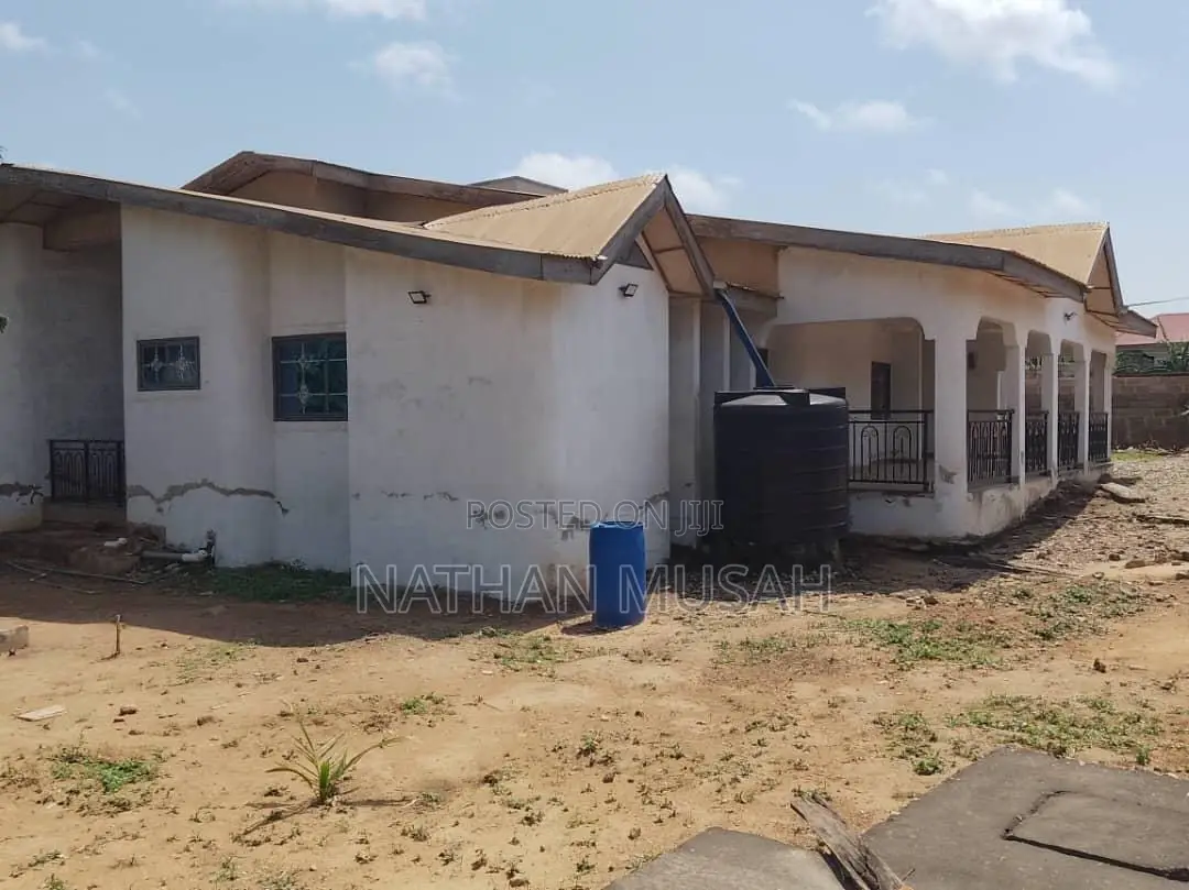 6bdrm House in Pokuase for sale