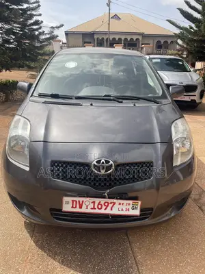 Toyota Yaris Base Hatchback 5dr 2010 Gray