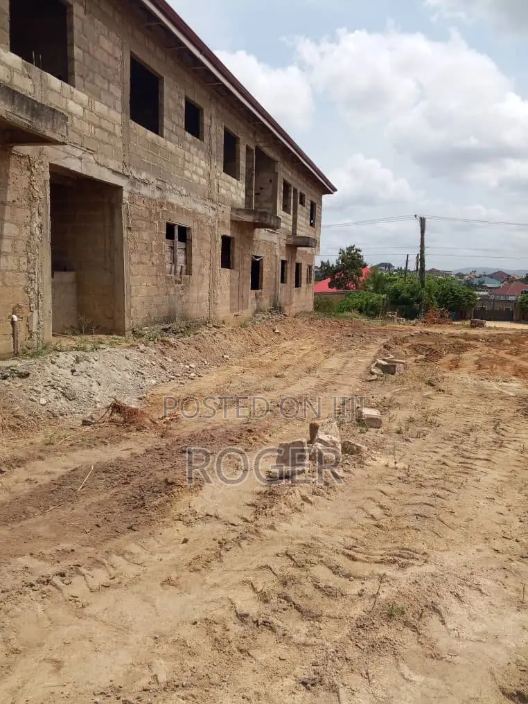 20bdrm Apartment in Ablekuma Odumase for sale