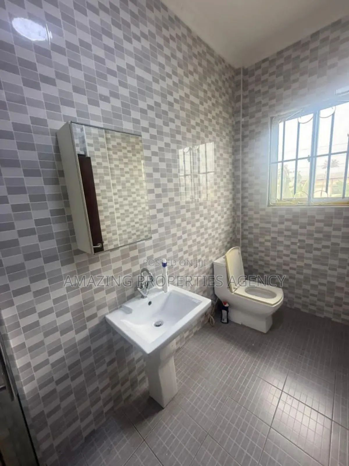 7bdrm House in Tema Community 12, Accra Metropolitan for sale
