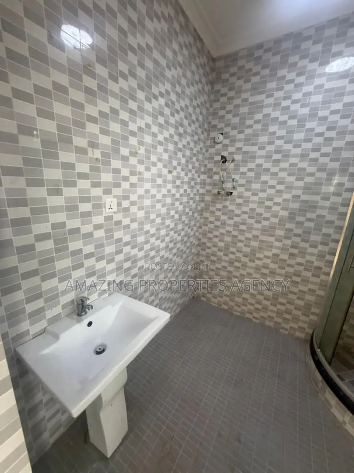7bdrm House in Tema Community 12, Accra Metropolitan for sale