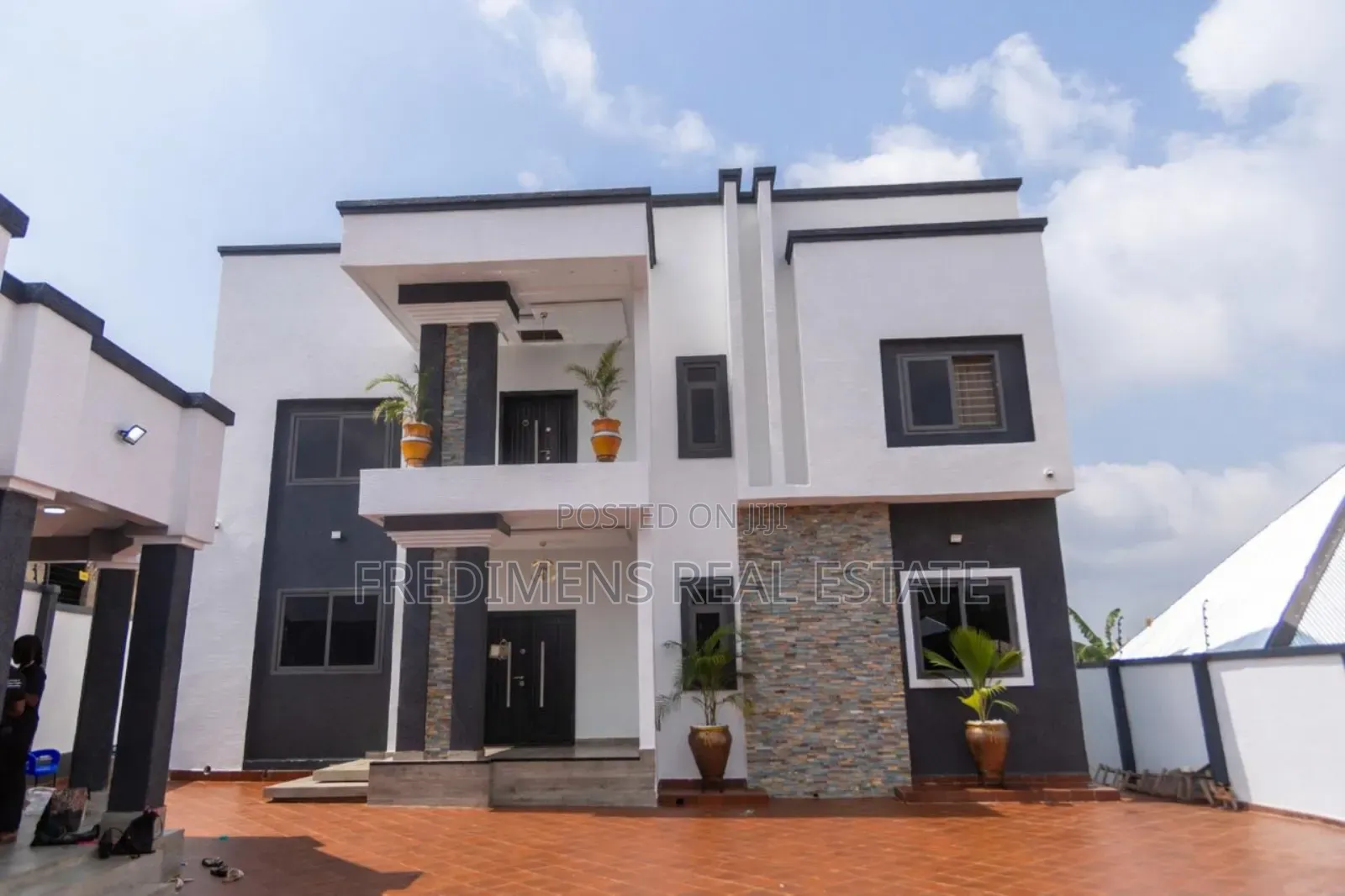 5bdrm House in Fredimens Real, Atwima Kwanwoma for sale