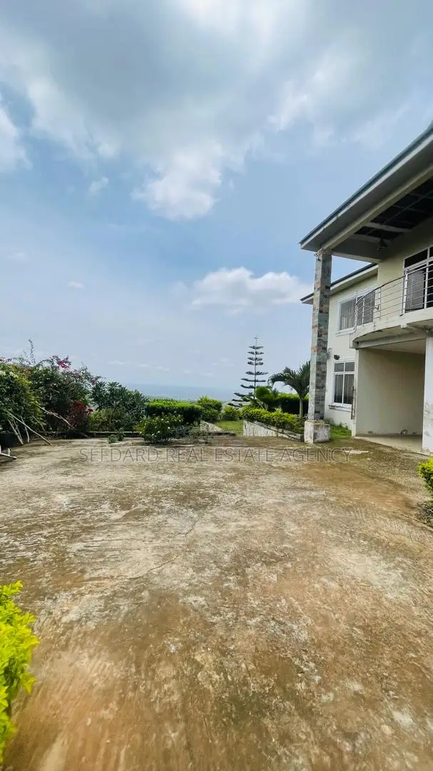 5bdrm House in Sefdard Properties, Aburi for sale