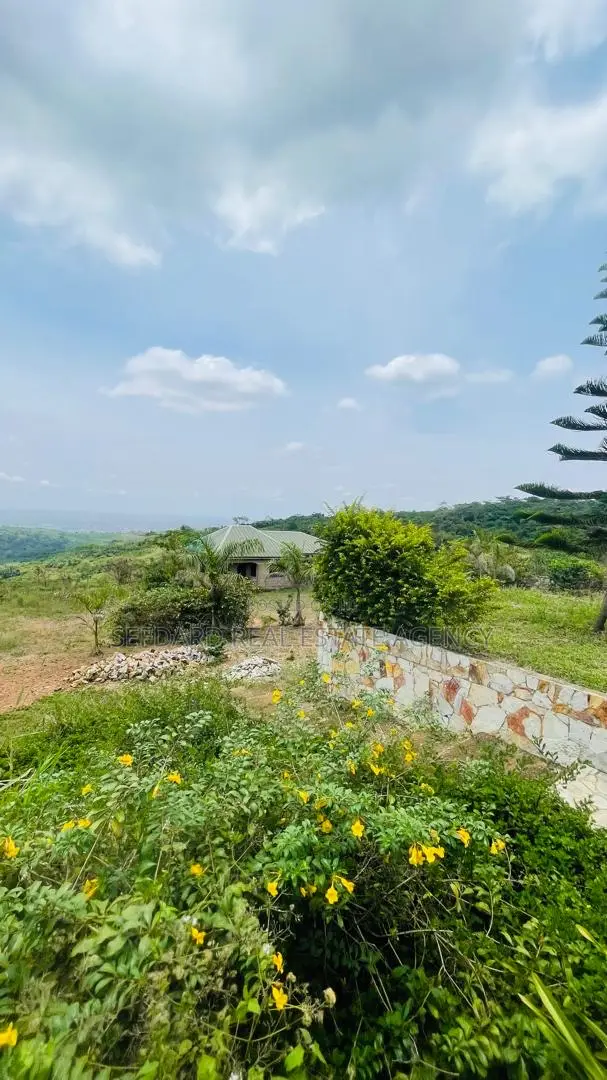 5bdrm House in Sefdard Properties, Aburi for sale