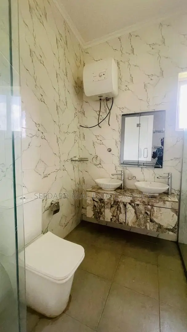 5bdrm House in Sefdard Properties, Aburi for sale