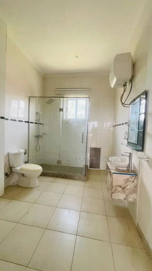 5bdrm House in Sefdard Properties, Aburi for sale