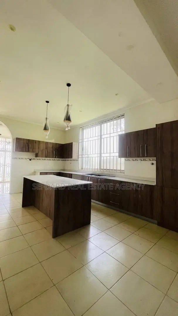 5bdrm House in Sefdard Properties, Aburi for sale