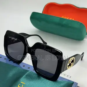 Ladies Gucci Gg0053s Oversized Square Sunglasses in Black.