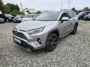 Toyota RAV4 XLE 2021 Gray