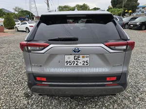 Toyota RAV4 XLE 2021 Gray