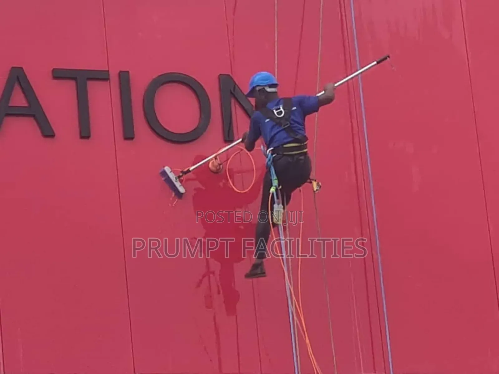 Glass and Alucubond Building Cleaning