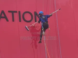 Glass and Alucubond Building Cleaning