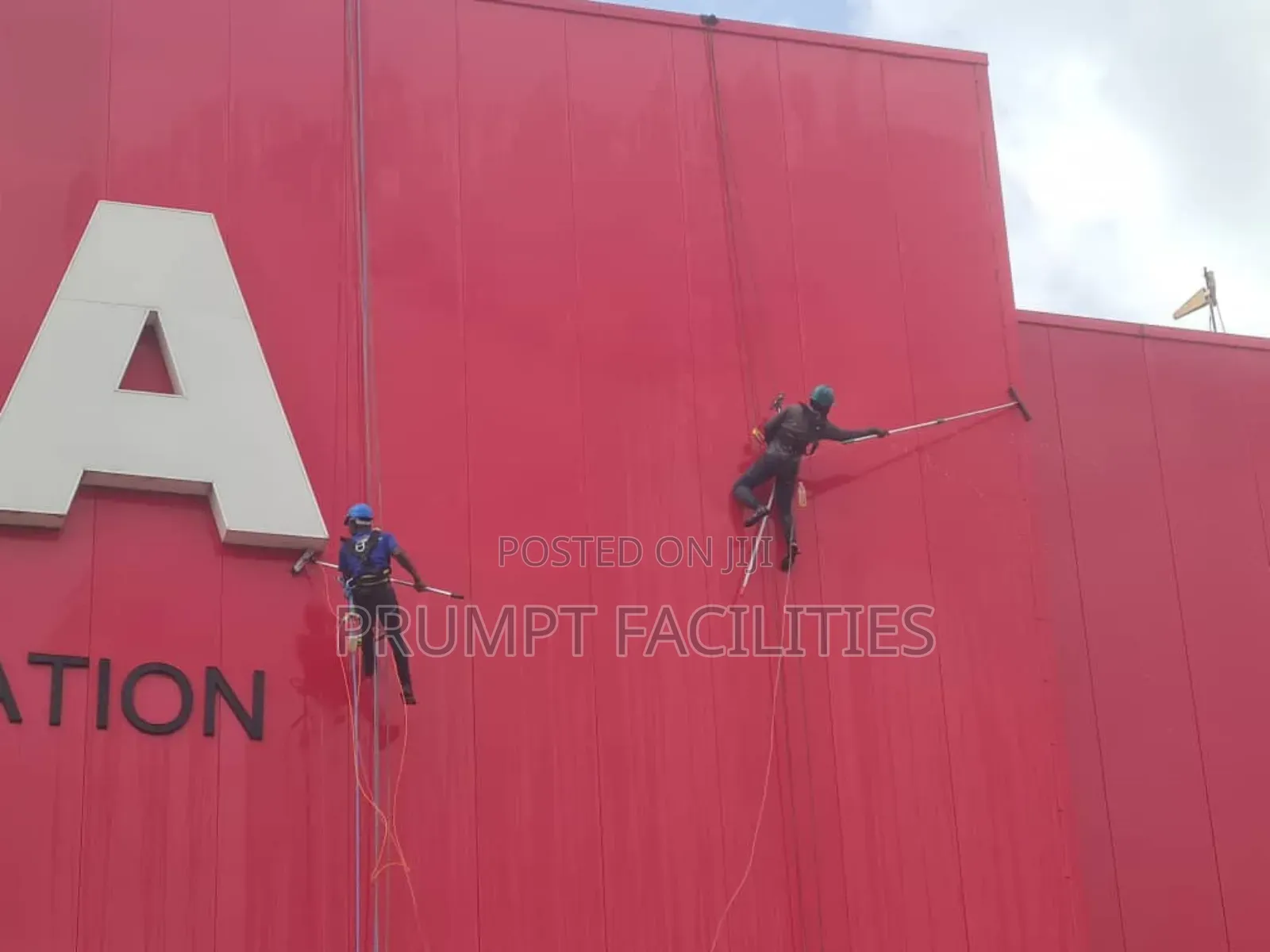 Glass and Alucubond Building Cleaning