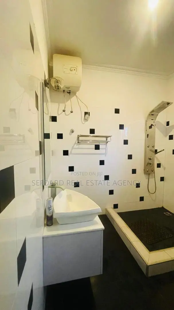 4bdrm House in Sefdard Properties, Amasaman for sale