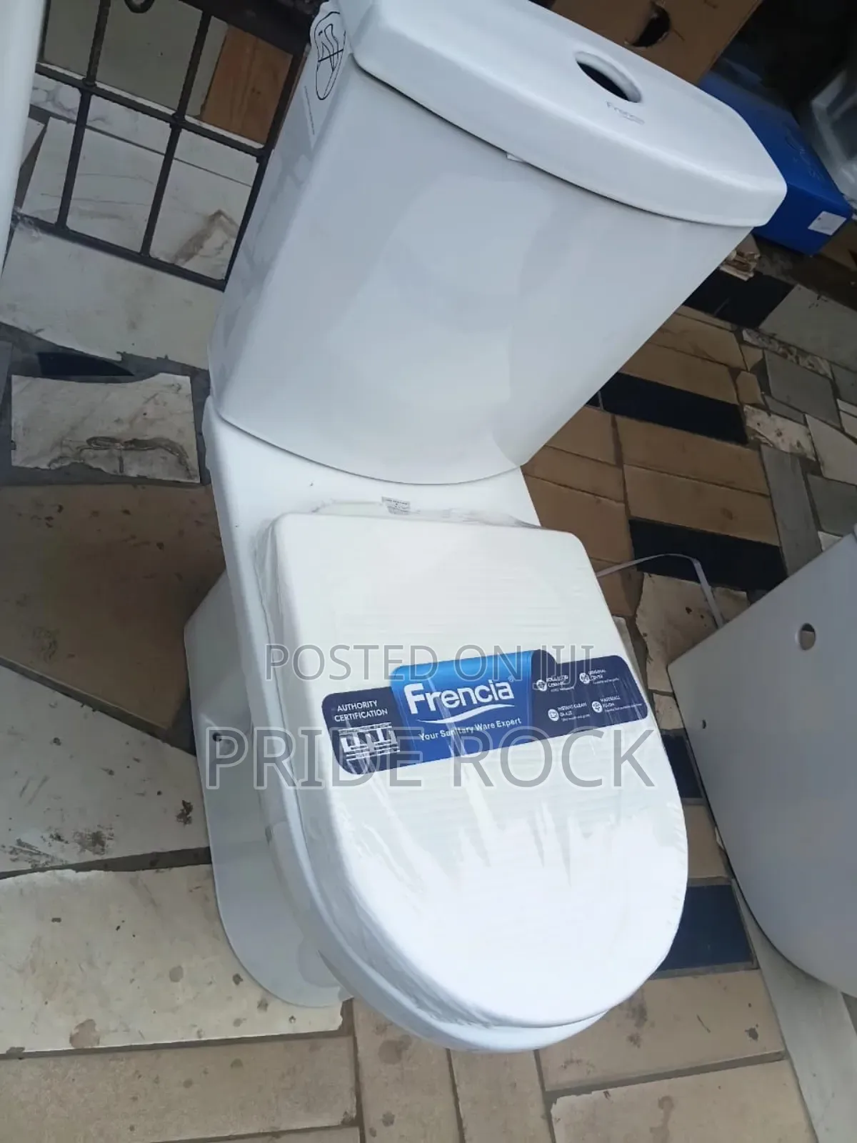 Press Top, Small Tank Wc With Cover