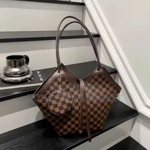 V-Shaped Checkered Tote Bags