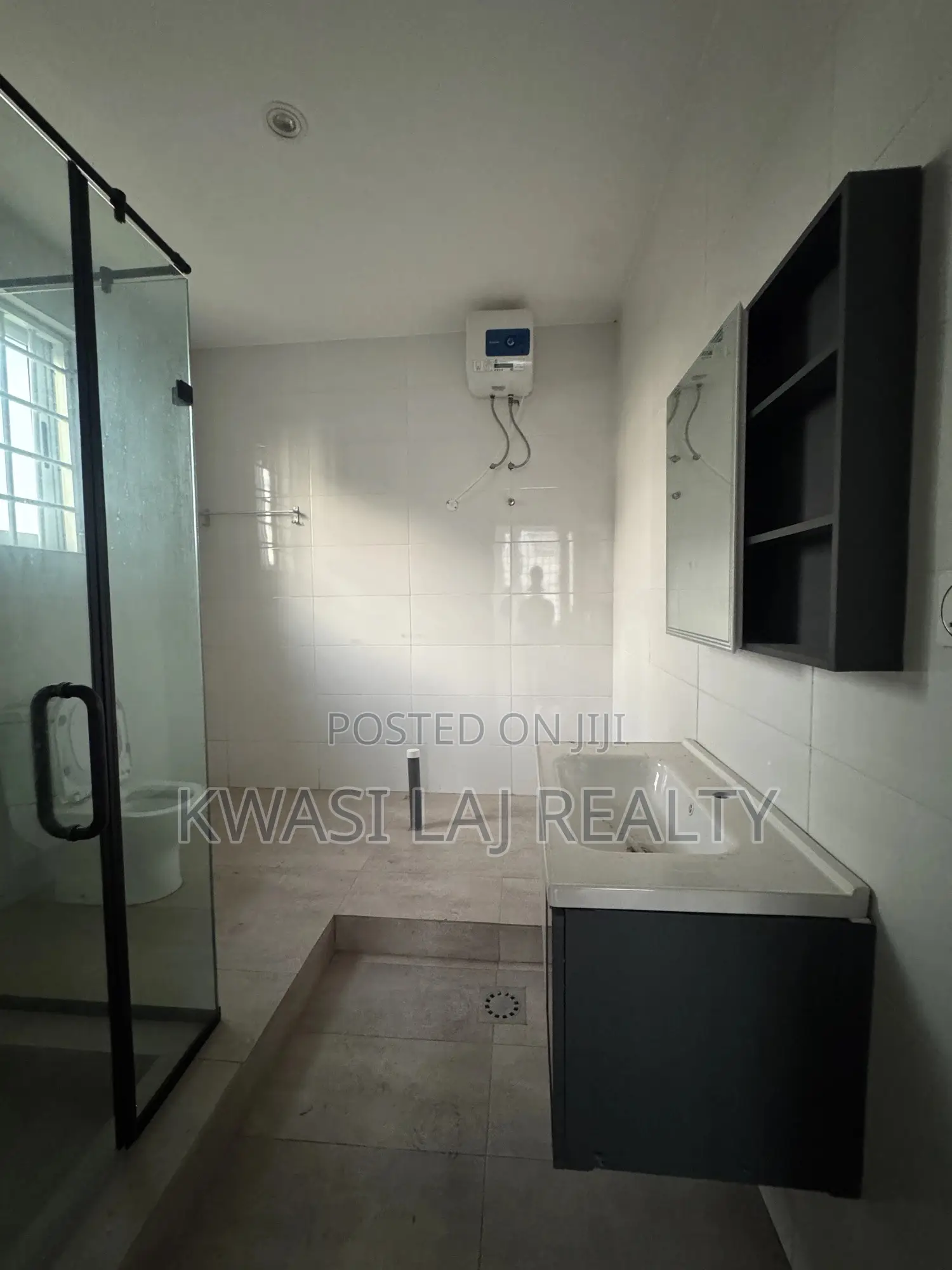 4bdrm House in Pokuase Ablekuma Rd for sale