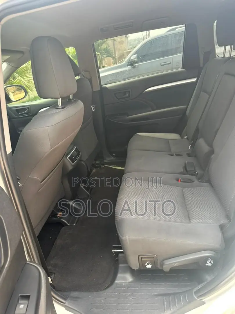 Toyota Highlander LE 2019 White