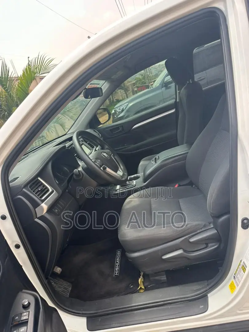 Toyota Highlander LE 2019 White