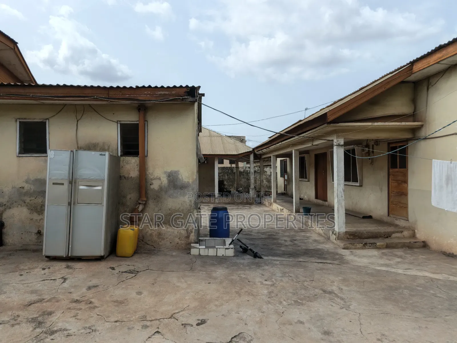 8bdrm House in Dechemso, Kumasi Metropolitan for sale