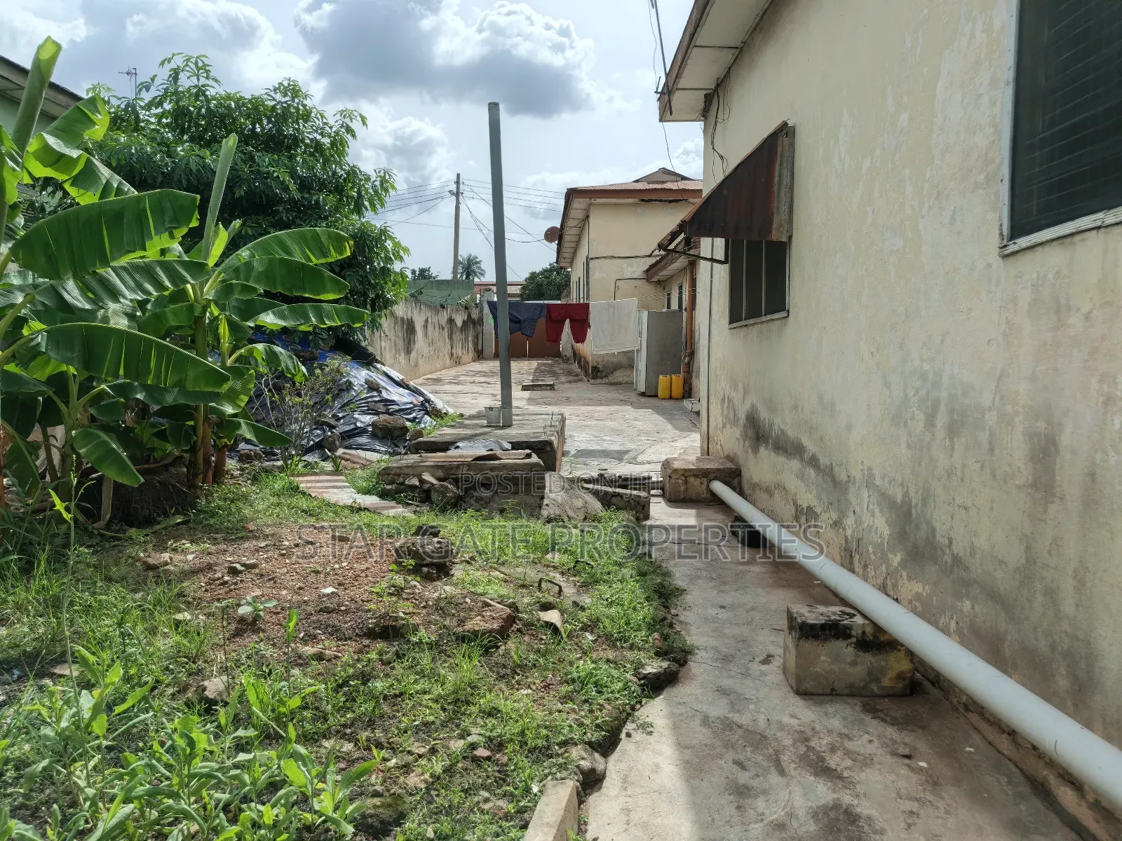 8bdrm House in Dechemso, Kumasi Metropolitan for sale