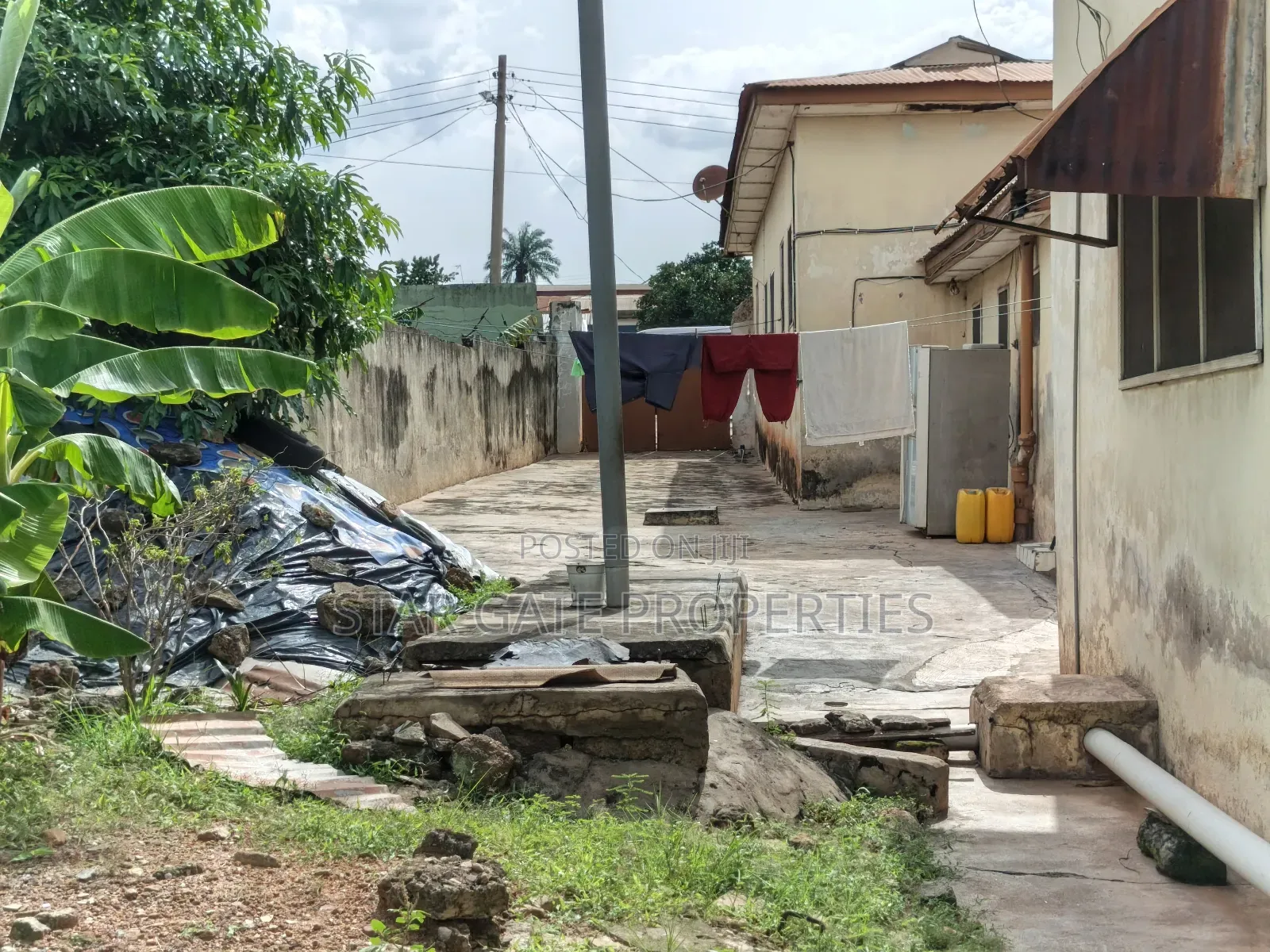 8bdrm House in Dechemso, Kumasi Metropolitan for sale