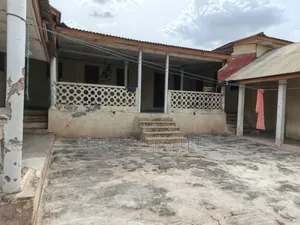 8bdrm House in Dechemso, Kumasi Metropolitan for sale