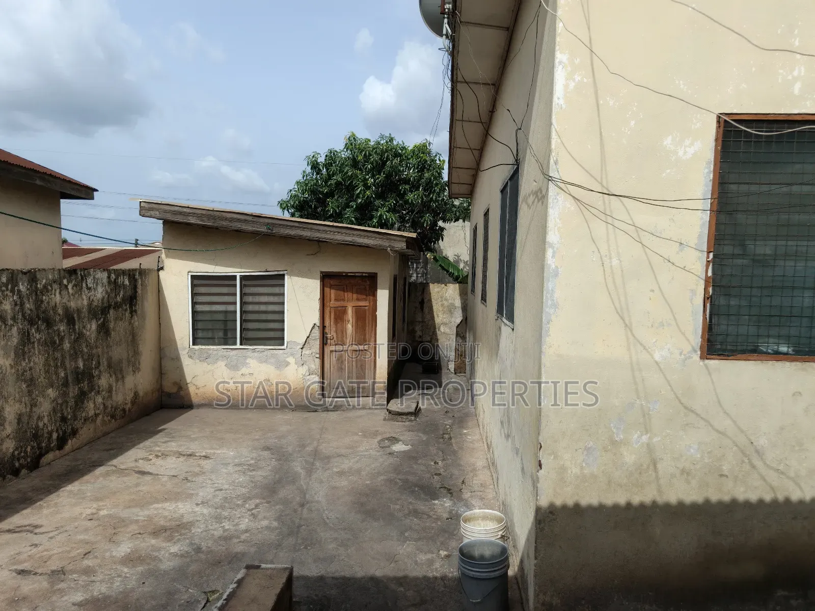 8bdrm House in Dechemso, Kumasi Metropolitan for sale