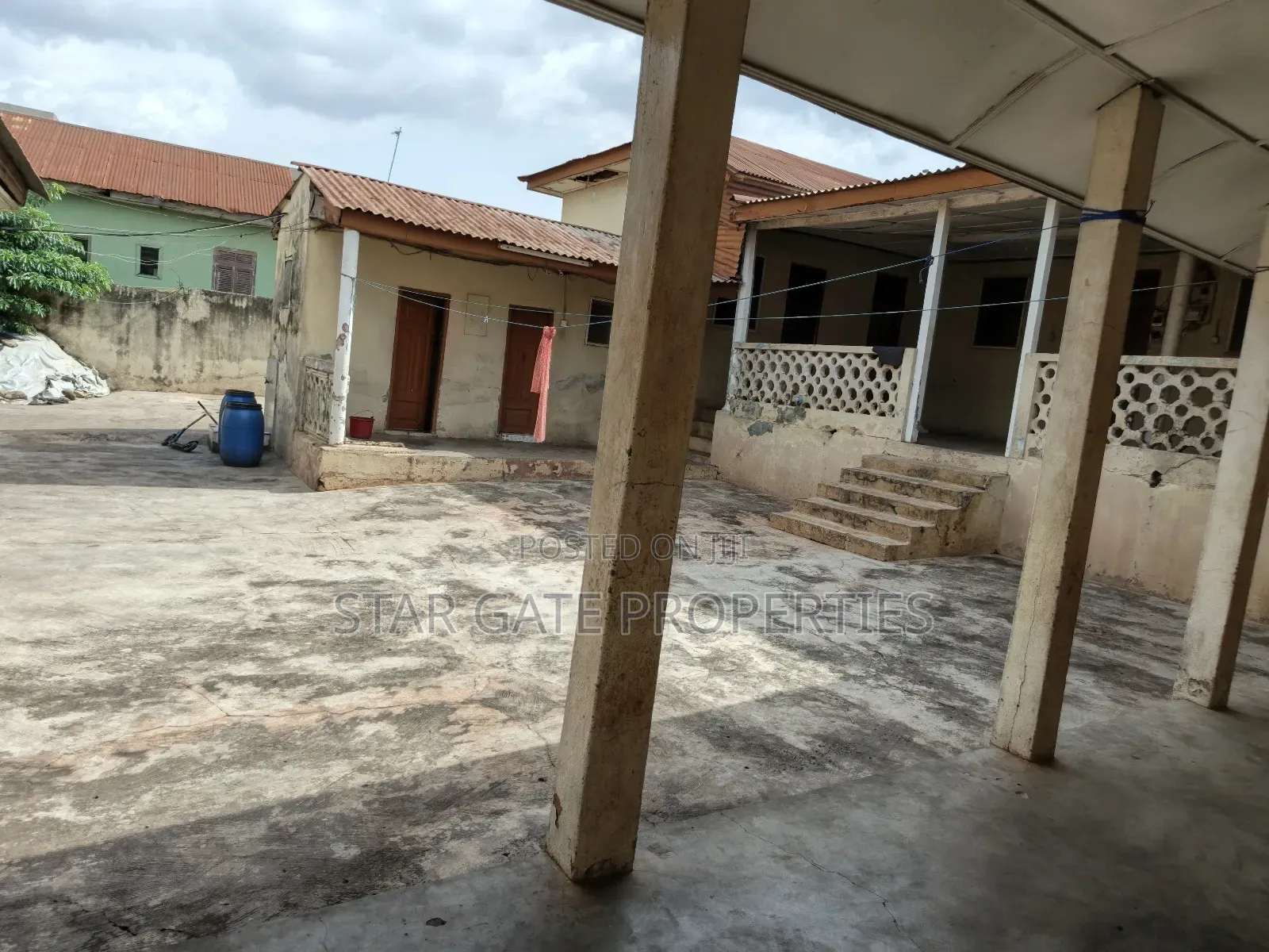 8bdrm House in Dechemso, Kumasi Metropolitan for sale