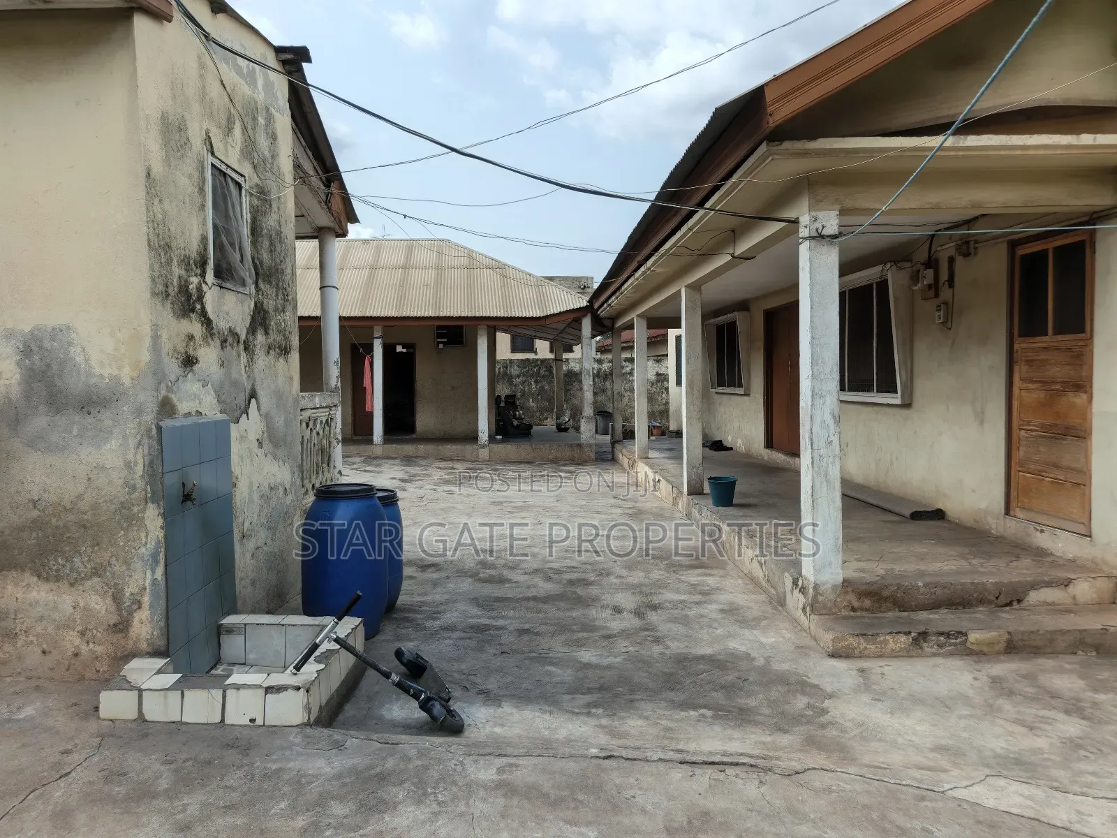 8bdrm House in Dechemso, Kumasi Metropolitan for sale