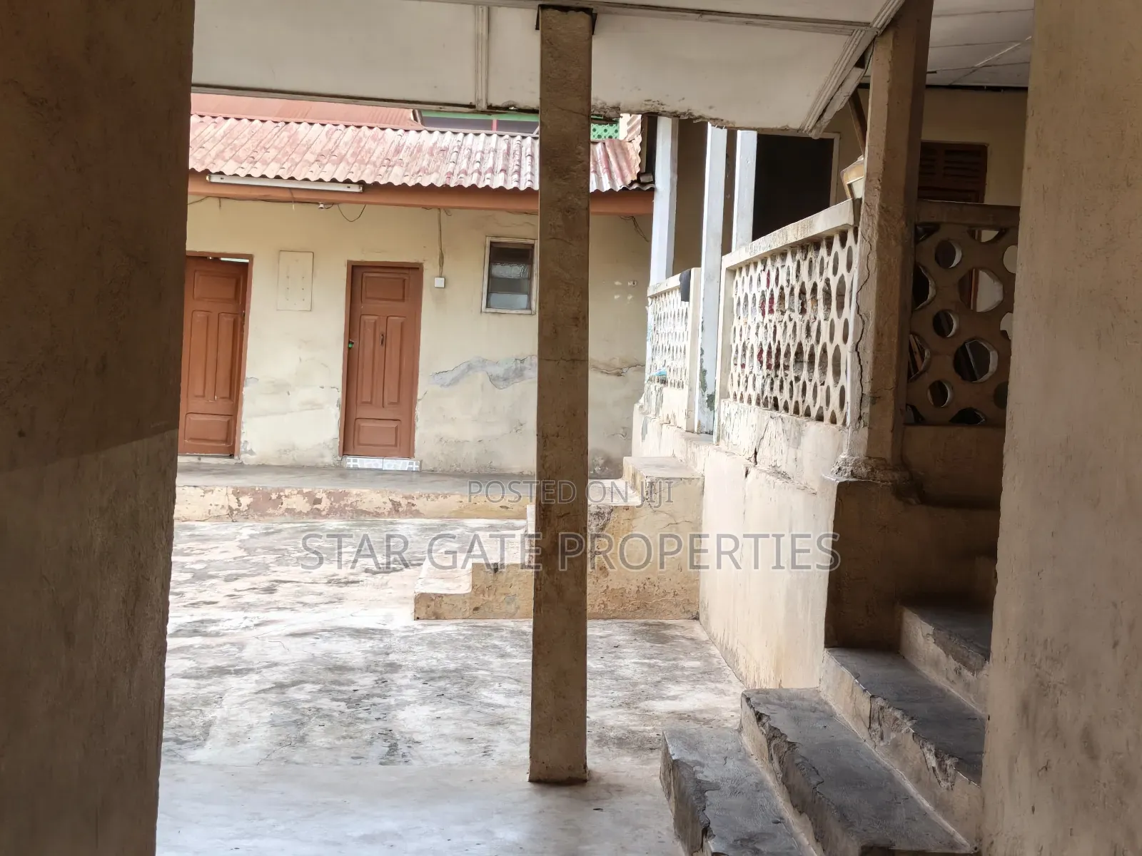 8bdrm House in Dechemso, Kumasi Metropolitan for sale
