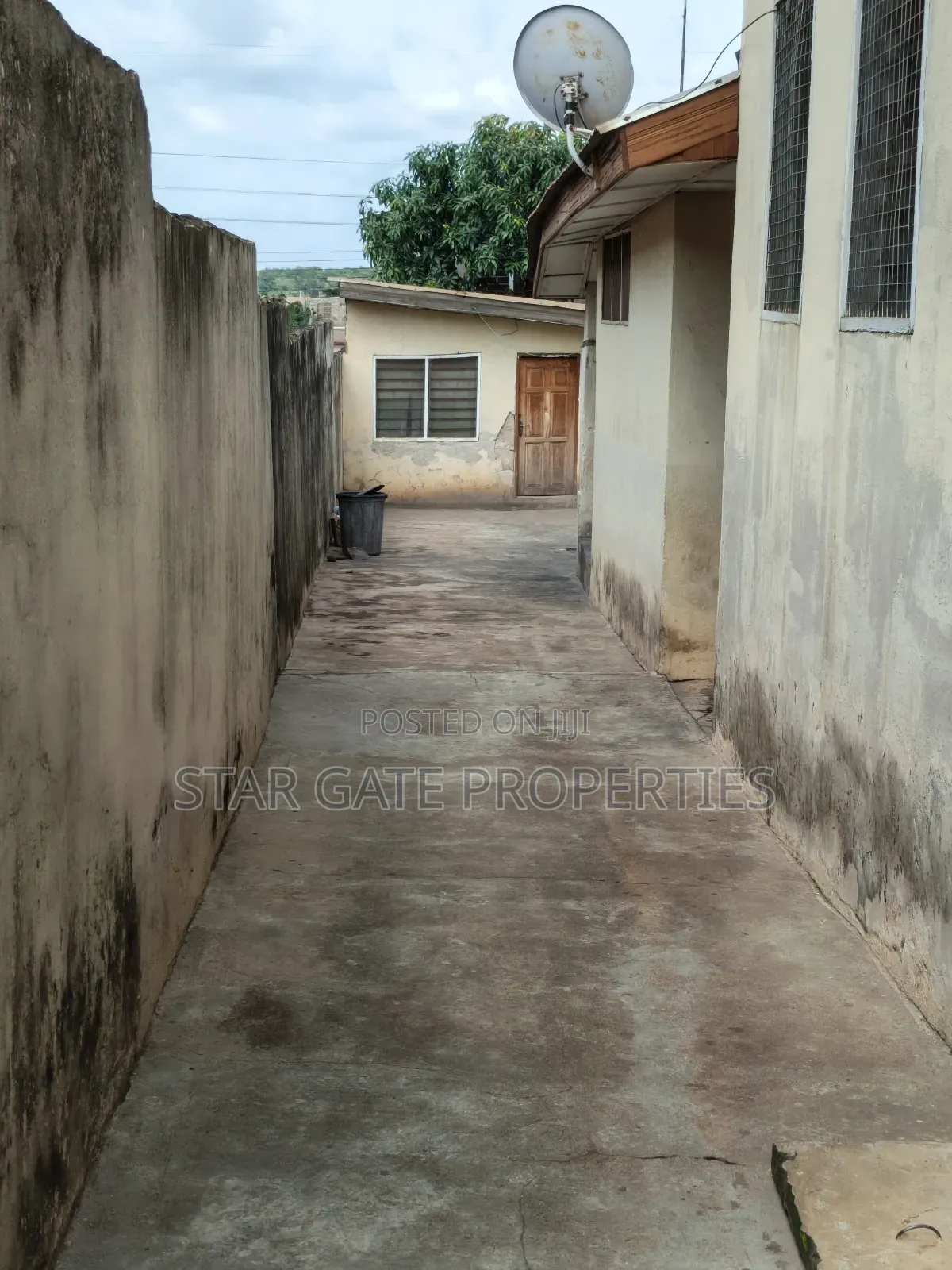 8bdrm House in Dechemso, Kumasi Metropolitan for sale