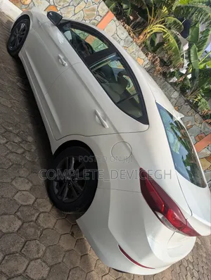 Hyundai Elantra SE Sedan FWD (2.0L 4cyl 6M) 2017 White